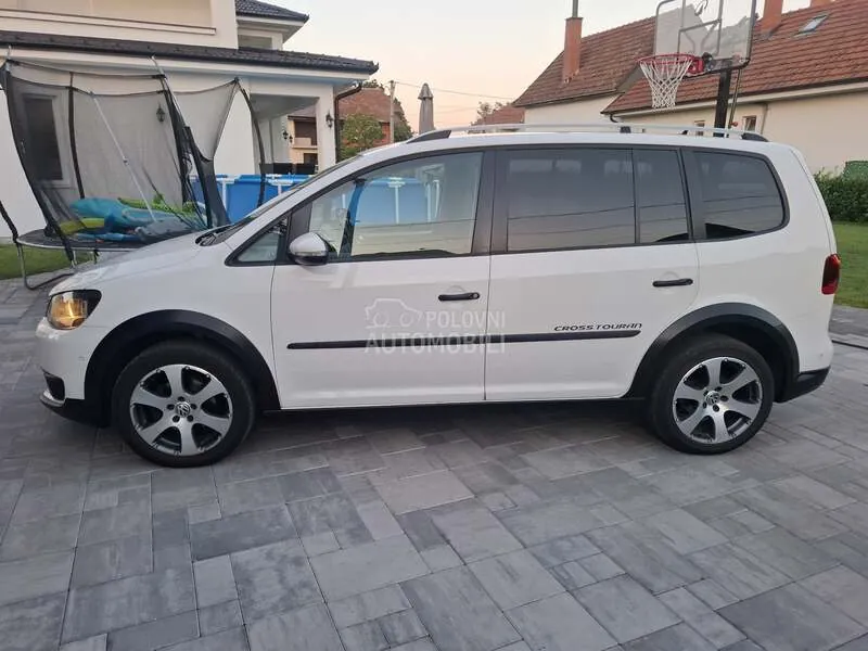 Volkswagen Cross Touran 2012 photo 2