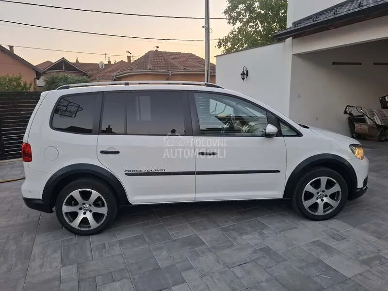 Volkswagen Cross Touran 2012 photo 4
