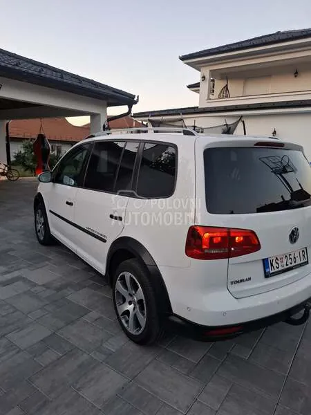 Volkswagen Cross Touran 2012 photo 3