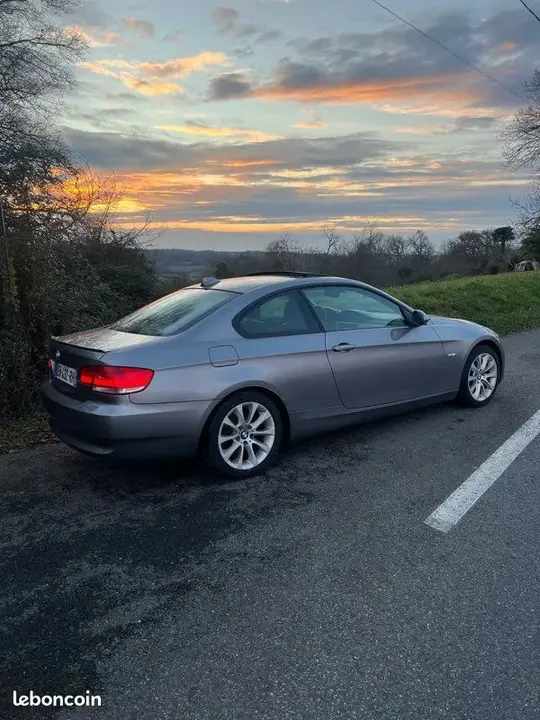 BMW 3 Series 2009 photo 2