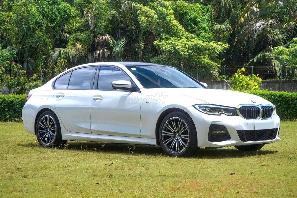 BMW 3 Series 2022 photo 2