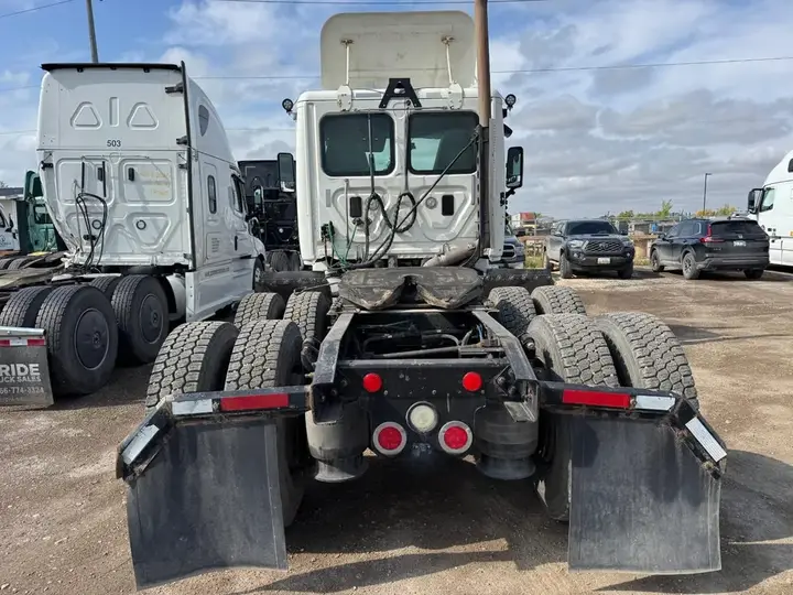 Freightliner Cascadia 2015 photo 2