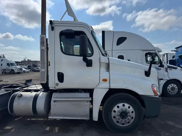 Freightliner Cascadia 2015 photo 3
