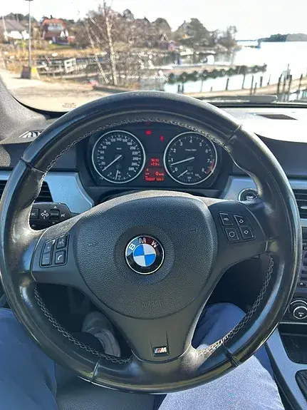 BMW 325I 2010 photo 2
