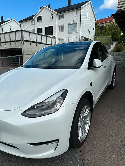 Tesla Model Y 2023 photo 2