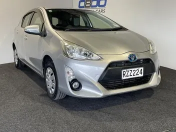 Toyota Aqua 2015 photo 2