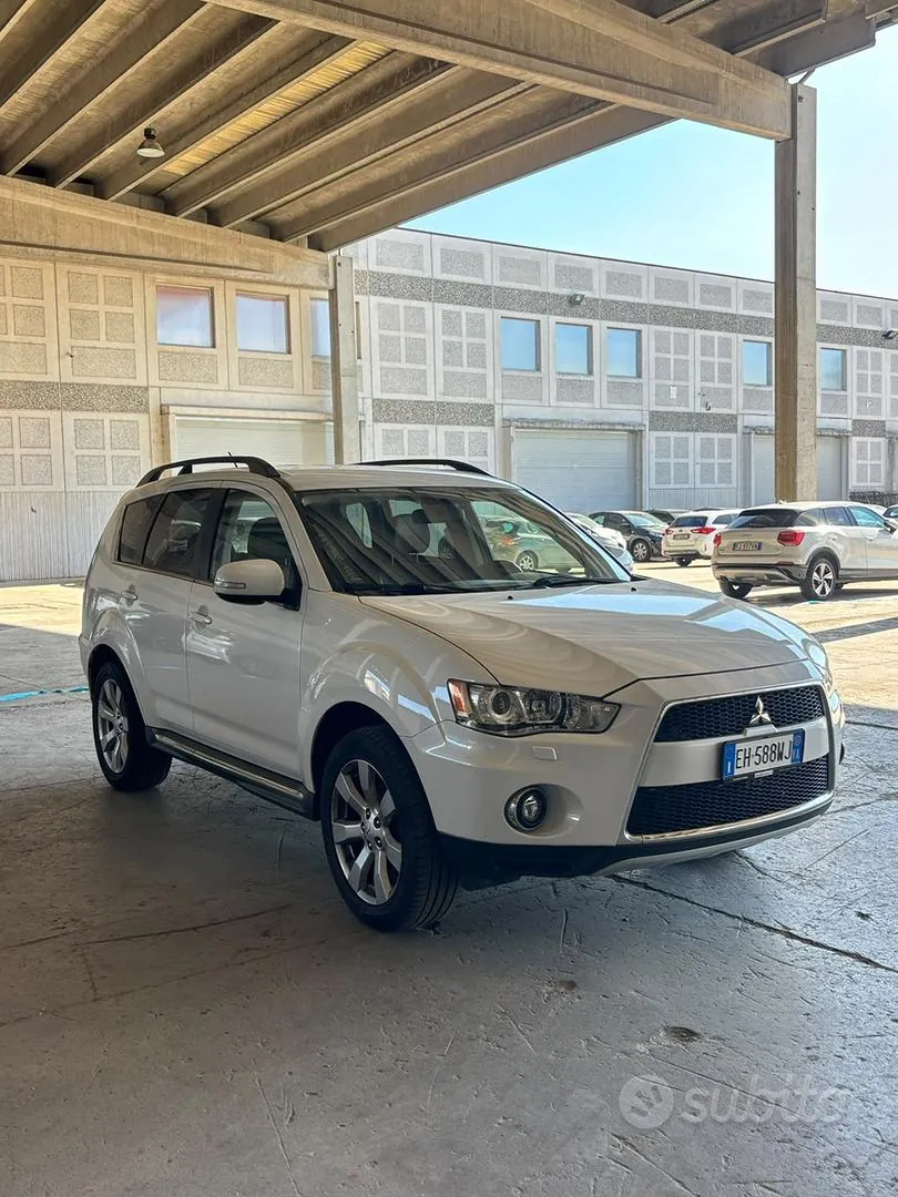 Mitsubishi Outlander 2011 photo 2
