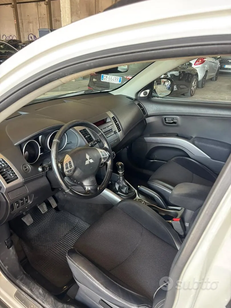 Mitsubishi Outlander 2011 photo 4