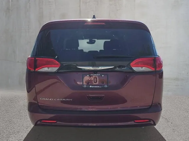 Chrysler Grand Caravan 2023 photo 3