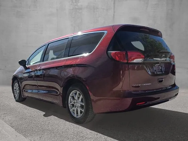 Chrysler Grand Caravan 2023 photo 2