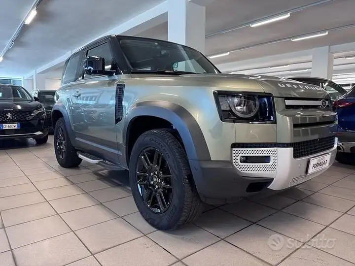 Land Rover Defender 2024 photo 2