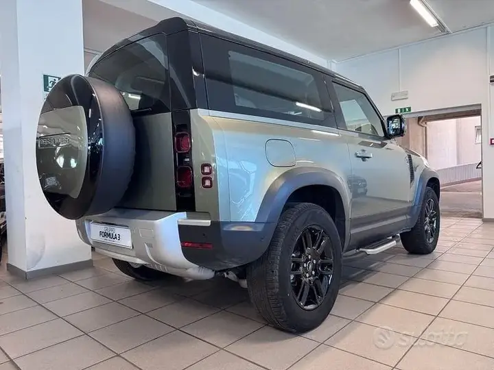 Land Rover Defender 2024 photo 3