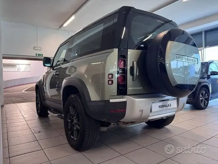 Land Rover Defender 2024 photo 4