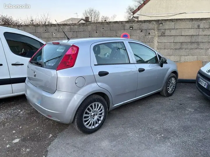 Fiat Grande Punto 2011 photo 3