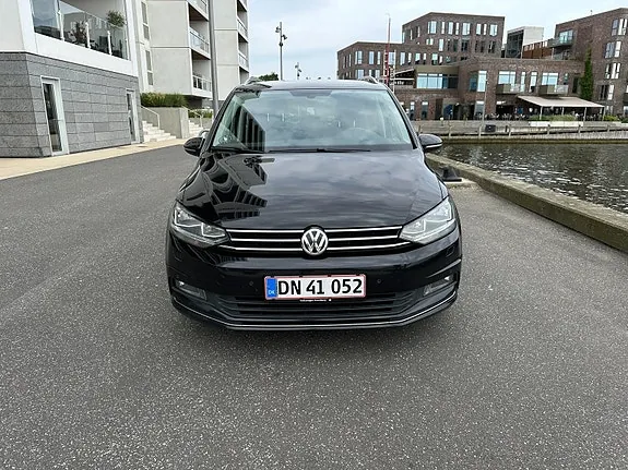 Volkswagen Touran 2017 photo 2