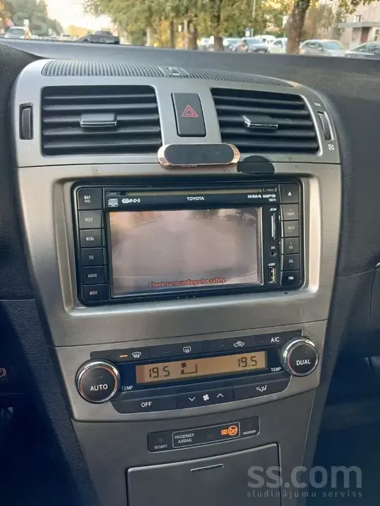 Toyota Avensis 2010 photo 2