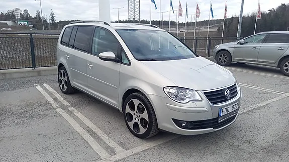 Volkswagen Touran 2010 photo 2