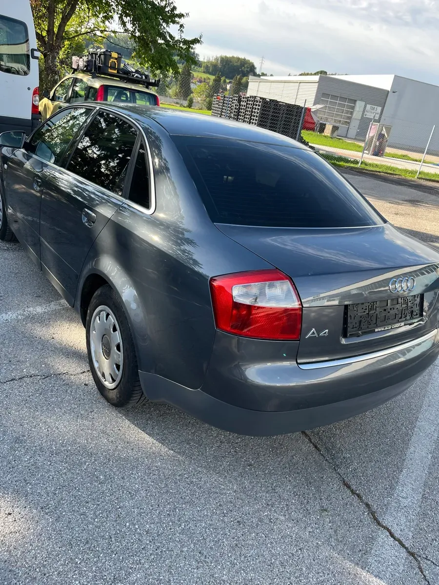 Audi A4 2003 photo 2