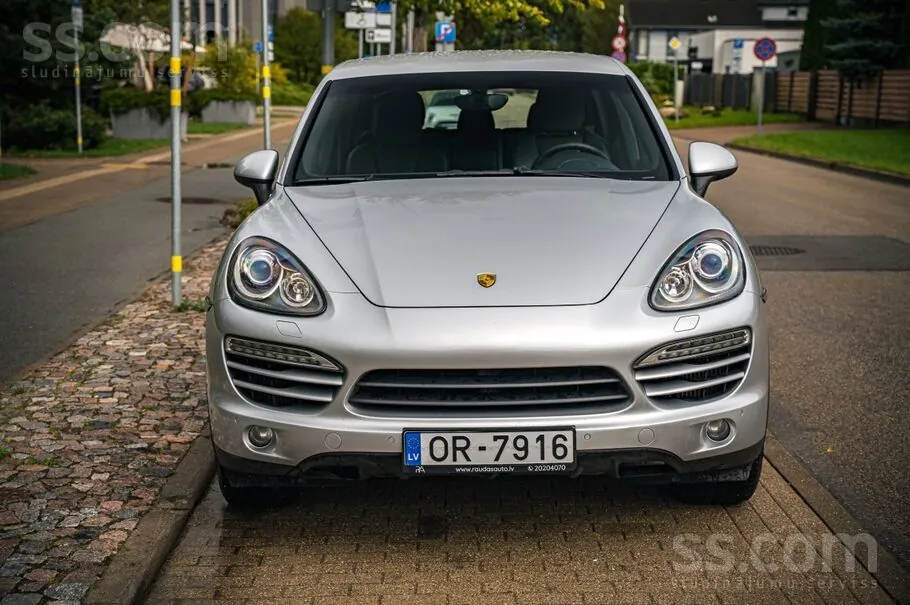 Porsche Cayenne 2011 photo 2