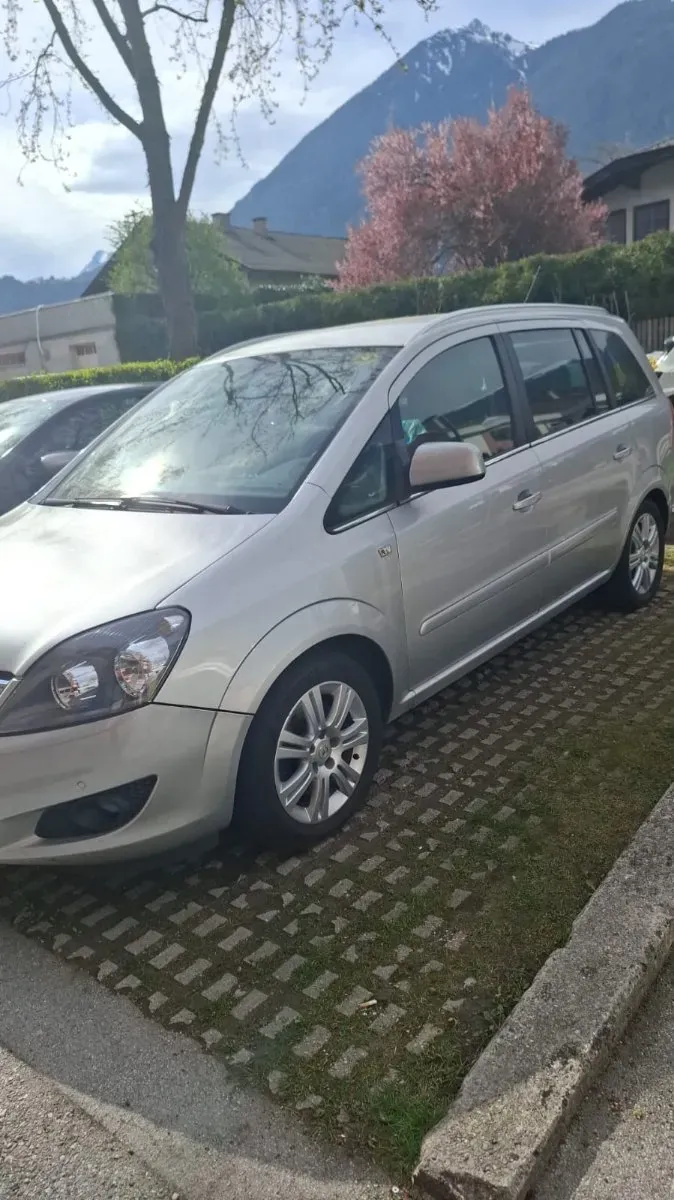 Opel Zafira 2013 photo 2