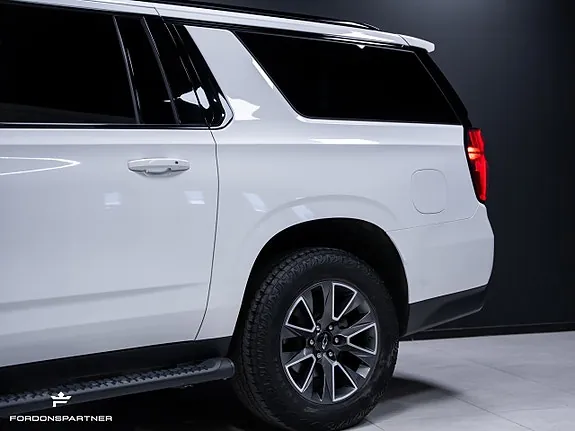 Chevrolet Suburban 2023 photo 4