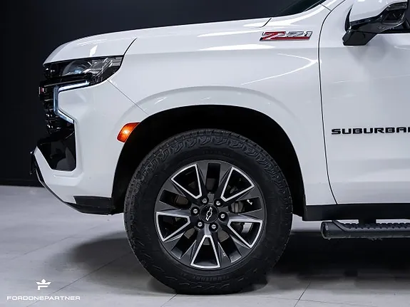 Chevrolet Suburban 2023 photo 3