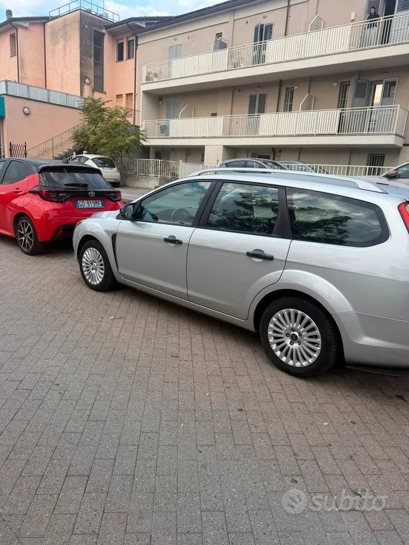 Ford Focus 2010 photo 2