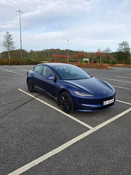 Tesla Model 3 2024 photo 3