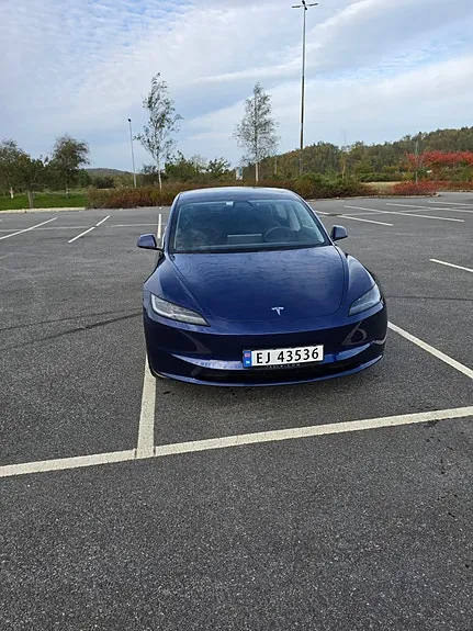 Tesla Model 3 2024 photo 2