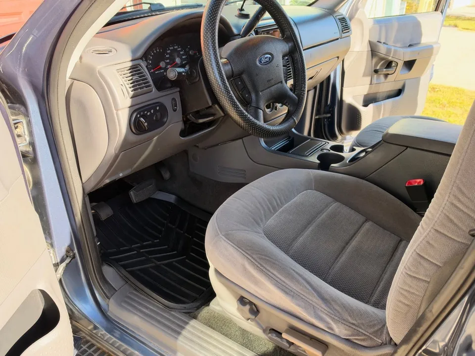 Ford Explorer 2005 photo 5