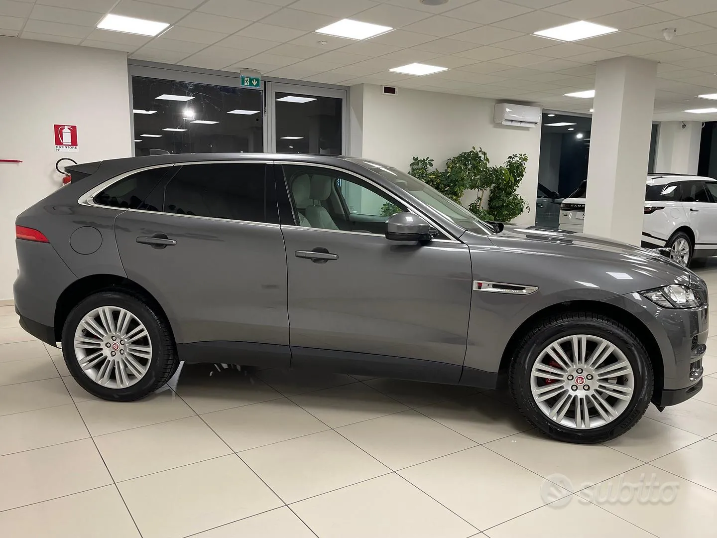 Jaguar F-Pace 2017 photo 4