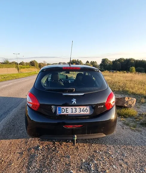 Peugeot 208 2015 photo 2