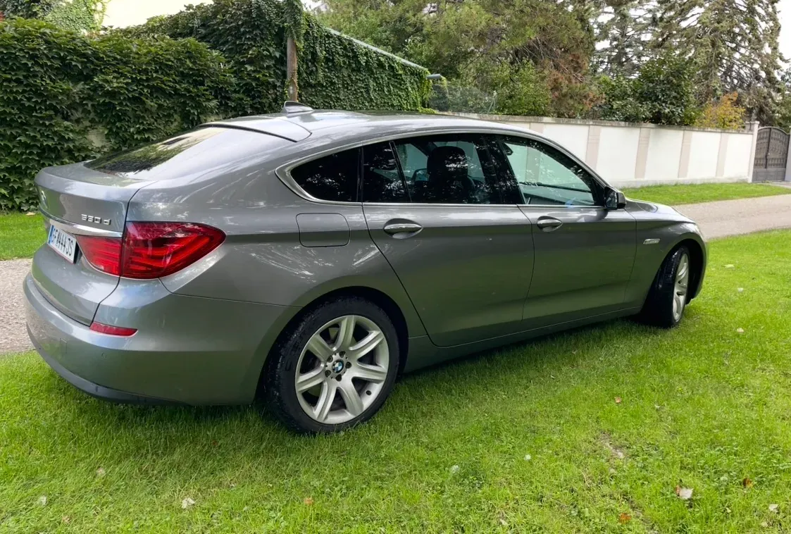 BMW 5 Series 2010 photo 2