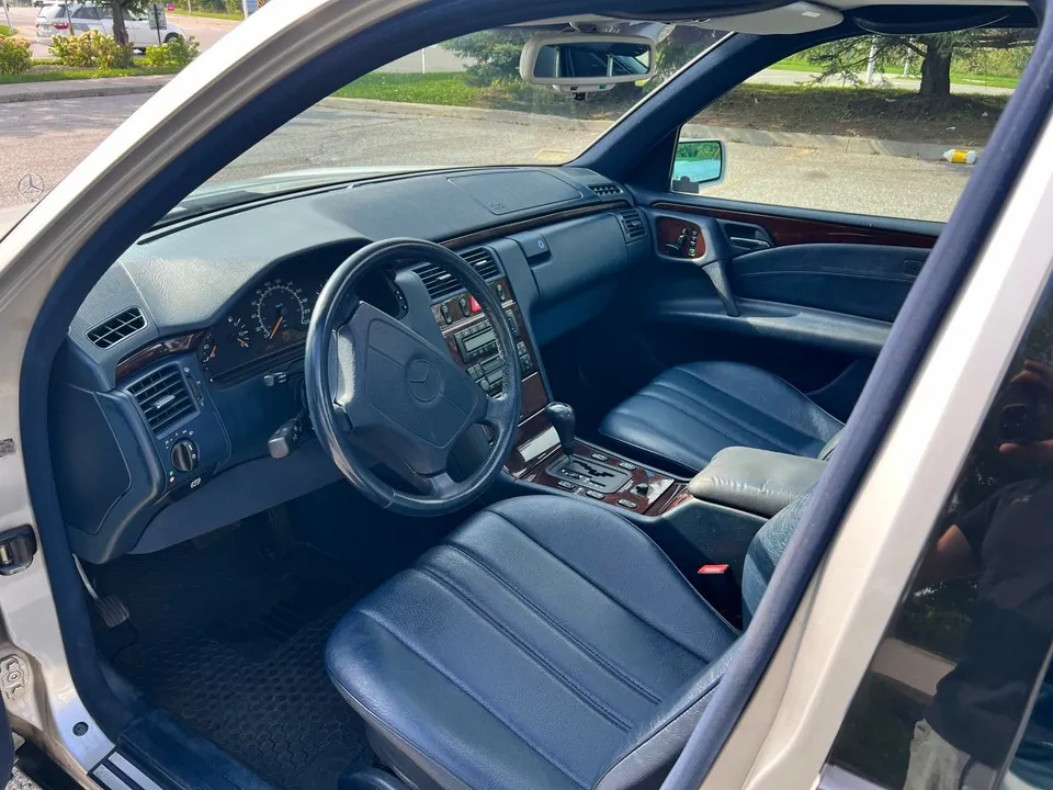 Mercedes-Benz E300 1997 photo 2