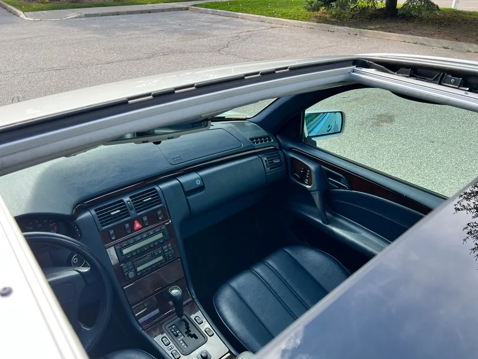 Mercedes-Benz E300 1997 photo 4