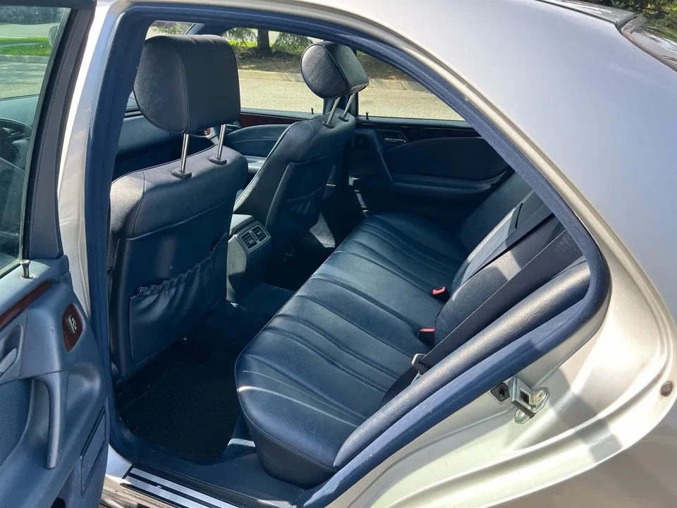 Mercedes-Benz E300 1997 photo 3