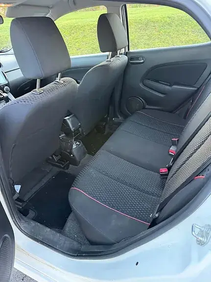 Mazda 2 2011 photo 3
