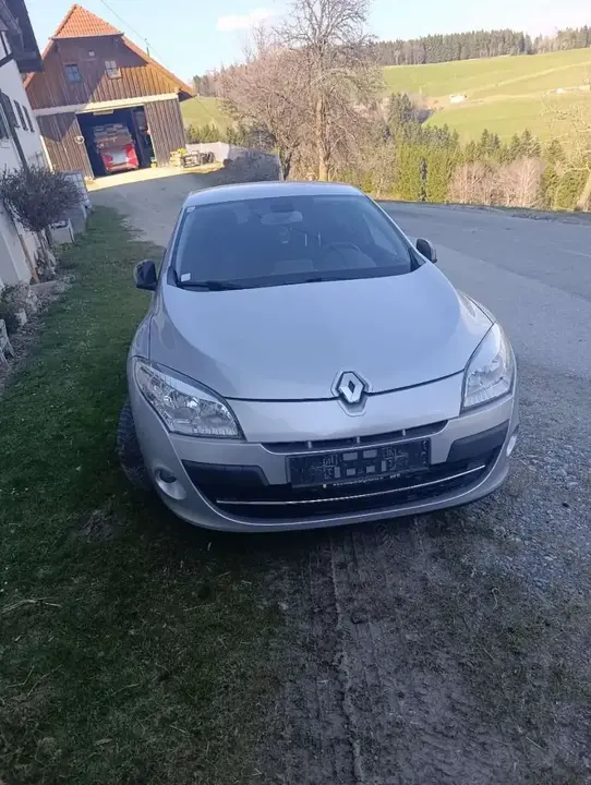 Renault Mégane 2011 photo 2