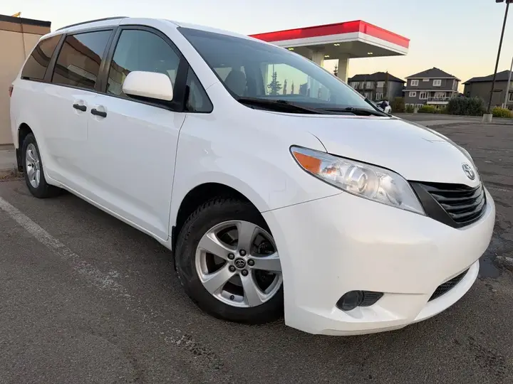 Toyota Sienna 2017 photo 2