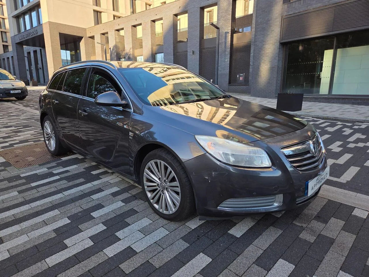 Vauxhall Insignia 2011 photo 2