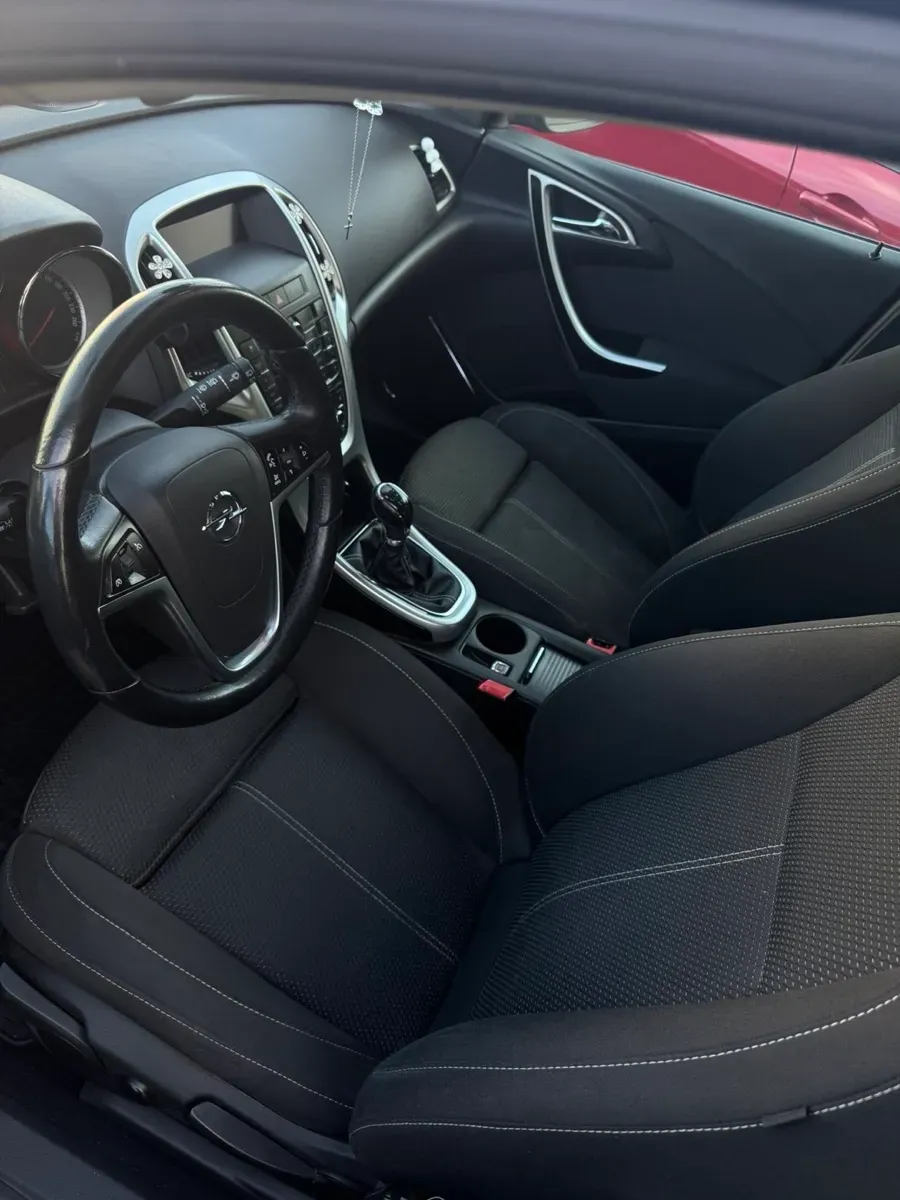 Opel Astra 2011 photo 3