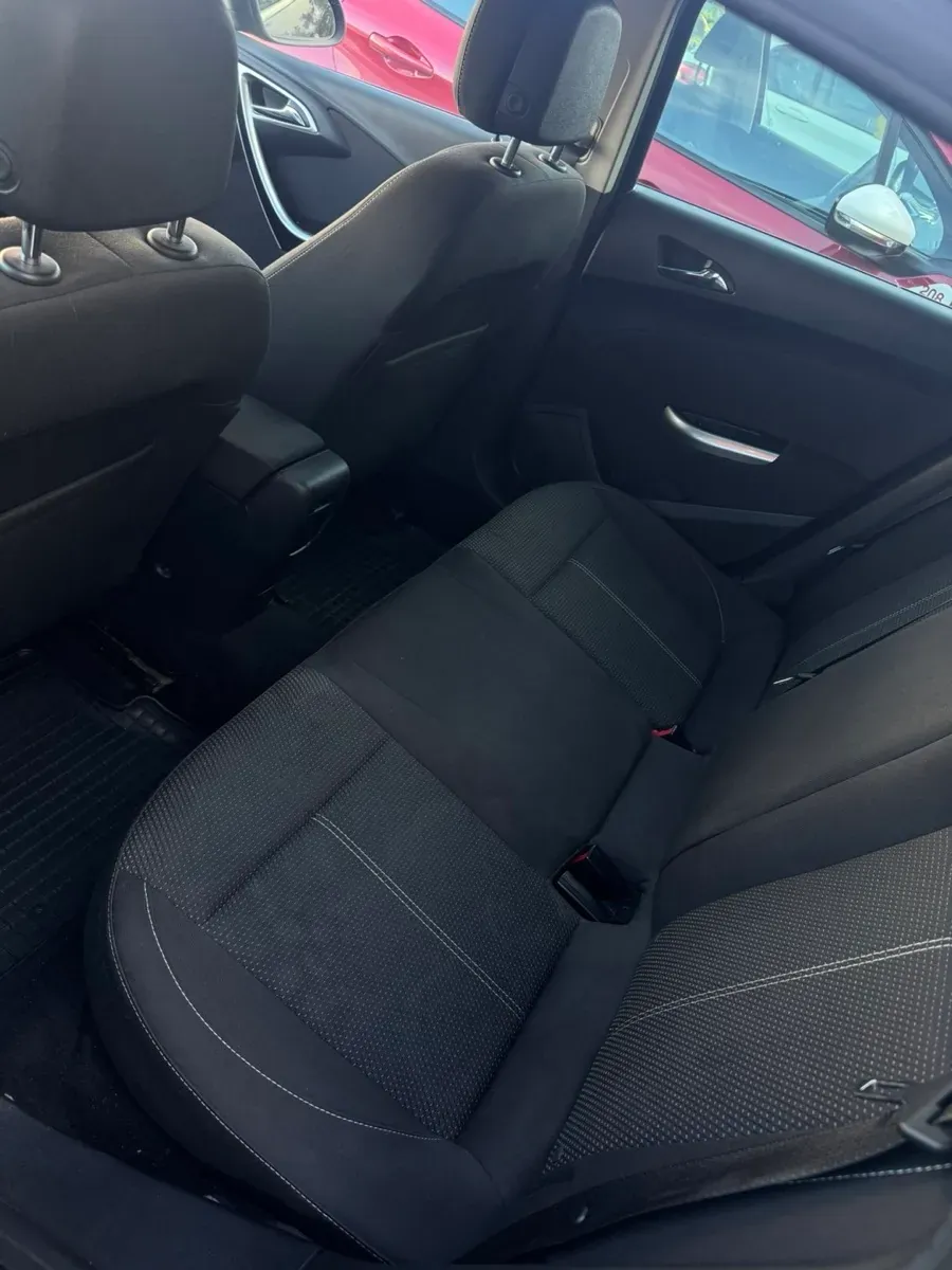 Opel Astra 2011 photo 2