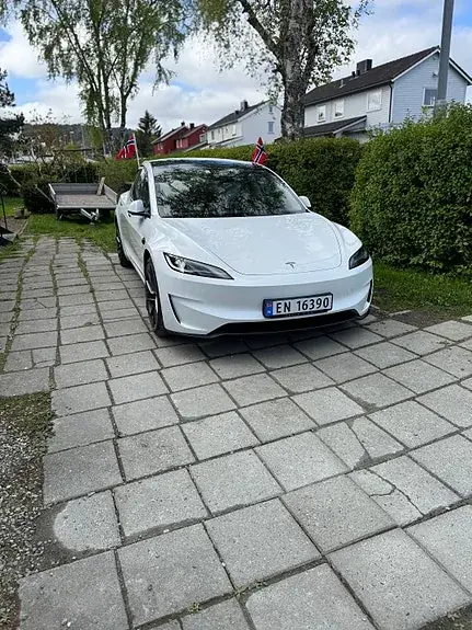 Tesla Model 3 2025 photo 4