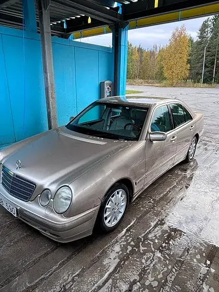 Mercedes-Benz E 240 2001 photo 2