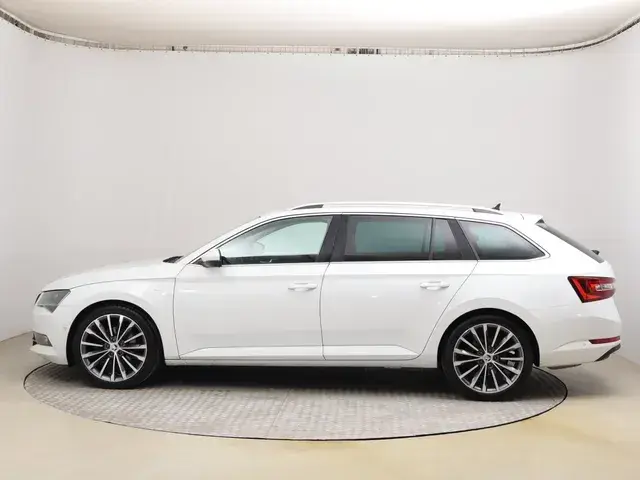 Skoda Superb Combi 2016 photo 2