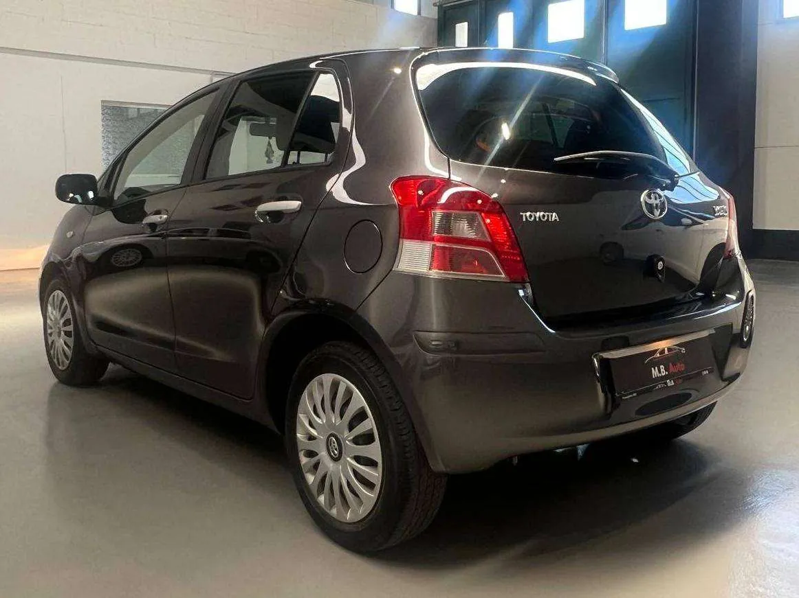 Toyota Yaris 2011 photo 2
