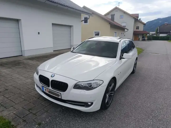BMW 5 Series 2011 photo 2
