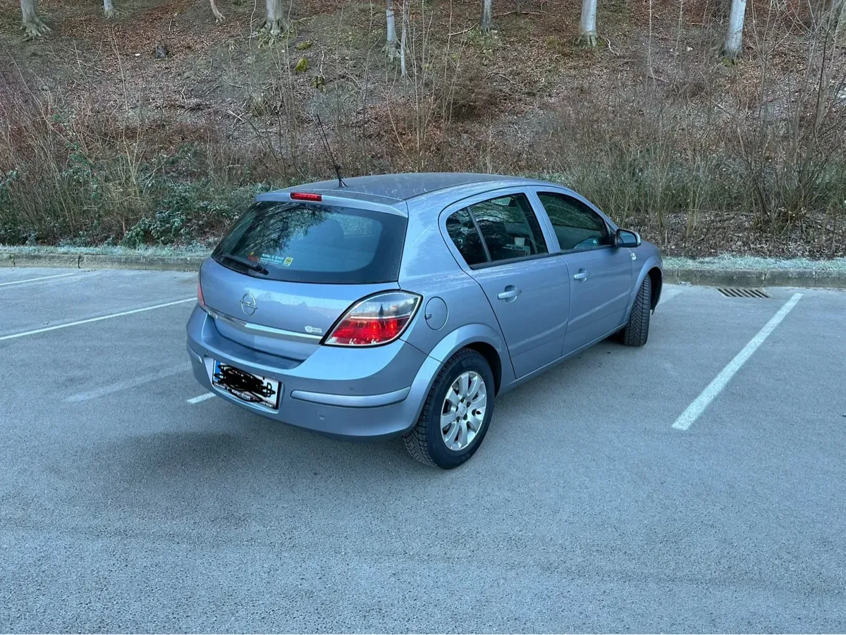 Opel Astra 2009 photo 2
