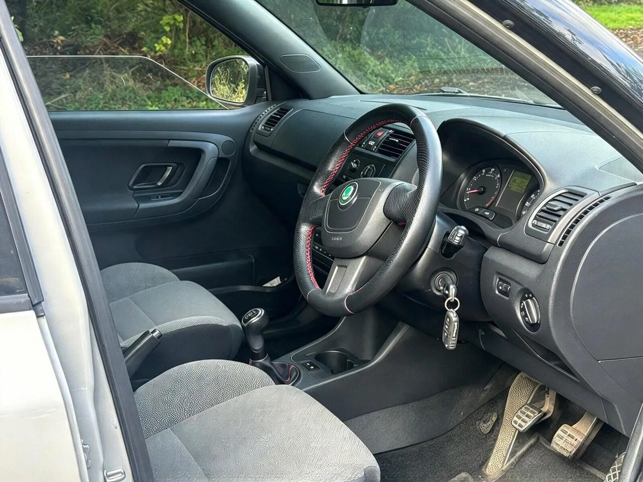 Skoda Fabia 2011 photo 3