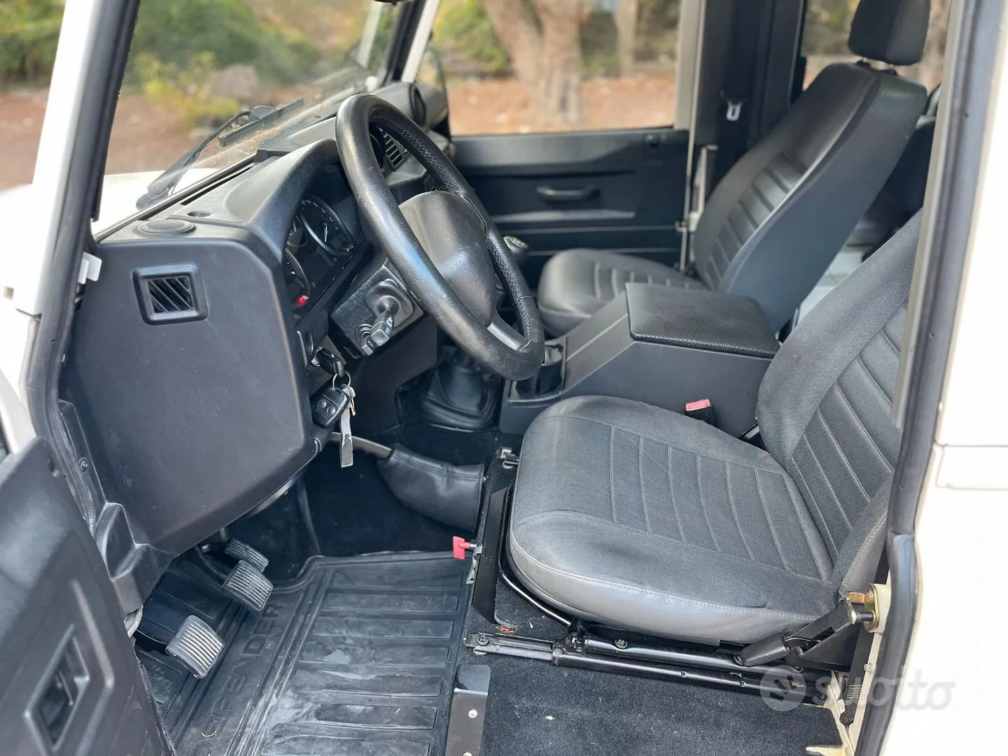 Land Rover Defender 2009 photo 3